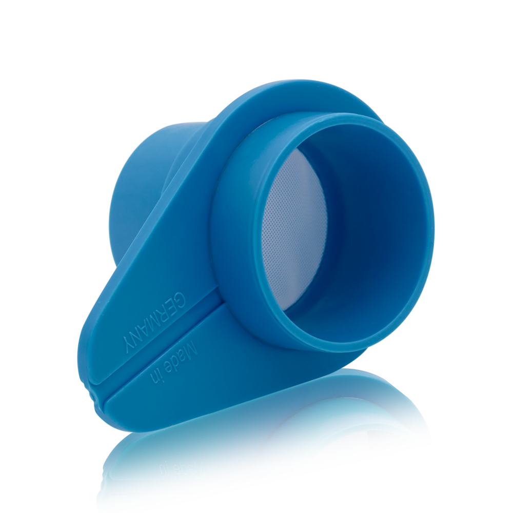 The&#x20;picture&#x20;shows&#x20;the&#x20;side&#x20;view&#x20;of&#x20;a&#x20;pluriStrainer&#x20;M&#x20;&#x2F;&#x20;60&#x20;&#xB5;m&#x20;&#x28;60um&#x29;.&#x20;The&#x20;cell&#x20;strainer&#x20;is&#x20;dark&#x20;blue,&#x20;has&#x20;a&#x20;60&#x20;micron&#x20;mesh&#x20;and&#x20;fits&#x20;into&#x20;a&#x20;50ml&#x20;centrifuge&#x20;tube.&#x20;The&#x20;filter&#x20;can&#x20;replace&#x20;Corning&#x20;cell&#x20;strainer,&#x20;easystrainer,&#x20;or&#x20;Miltenyi&#x20;smartstrainer.&#x20;
